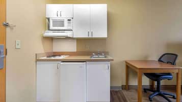 Studio, 1 Double Bed, Non Smoking | Private kitchen