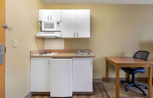 Refrigerador, microondas, placa de cocina