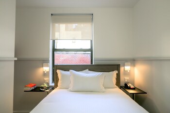 Premium Studio, 1 Queen Bed | Hypo-allergenic bedding, down comforters, in-room safe at Washington Jefferson
