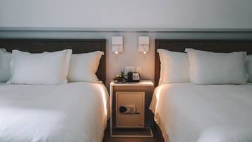 Premium Studio, 2 Double Beds | Hypo-allergenic bedding, down duvets, in-room safe