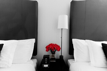 Hypo-allergenic bedding, down comforters, in-room safe at Washington Jefferson