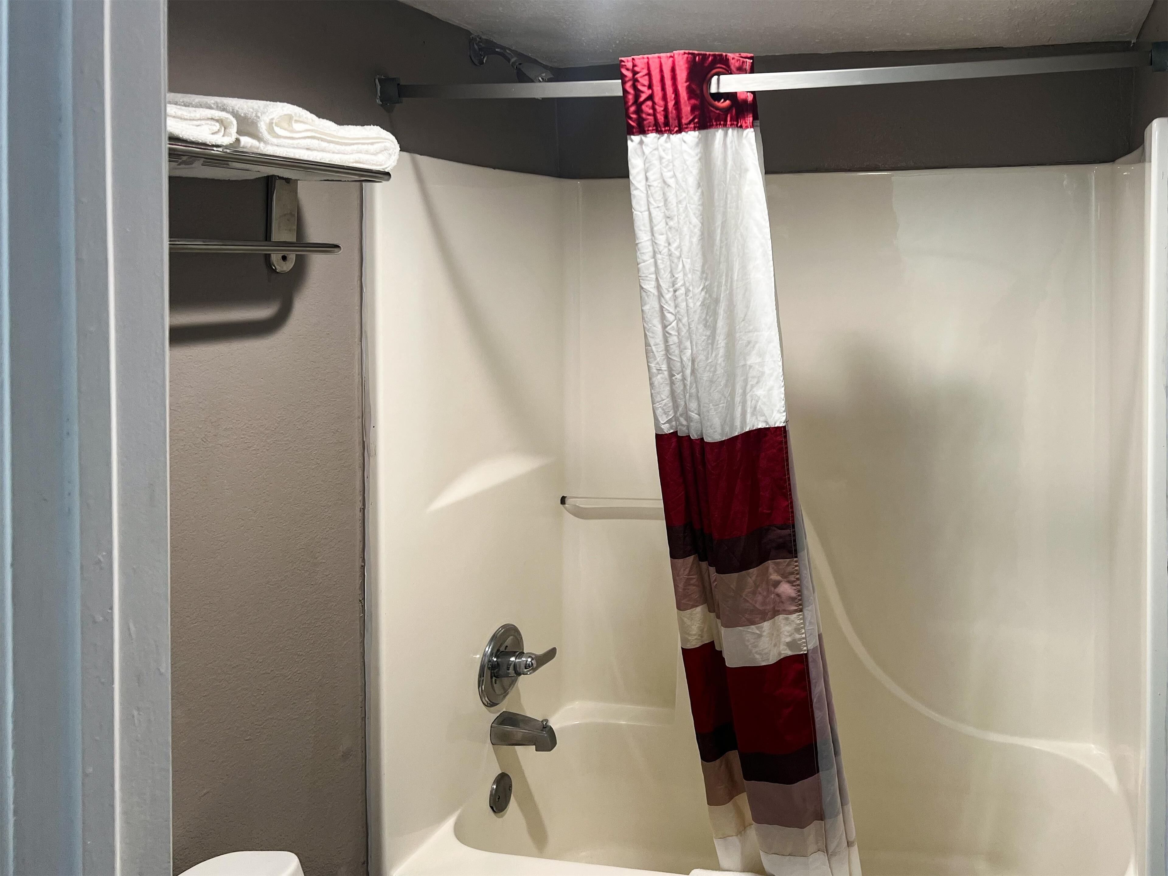 Bañera profunda, artículos de tocador gratuitos, secador de pelo