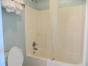 อ่างอาบน้ำแบบแช่ตัว, ของใช้ในห้องน้ำฟรี, ไดร์เป่าผม, ผ้าเช็ดตัว