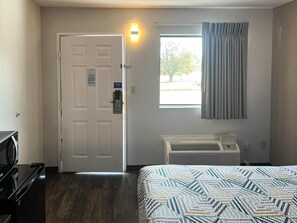 Internet, bed sheets, alarm clocks - Motel 6 Ozark, AR (Ozark)