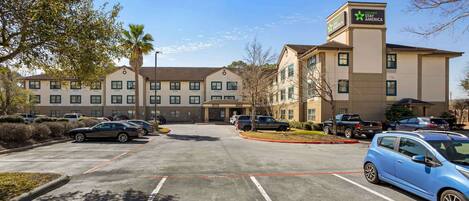 Ein Hotel mit Parkplatz, mehreren Gebäuden und einem Schild für Extended Stay America.