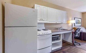 Room, 1 Katil Ratu (Queen) dengan Katil Sofa, Non Smoking, Kitchen | Dapur kecil peribadi | Peti sejuk, ketuhar gelombang mikro, ketuhar, dapur 