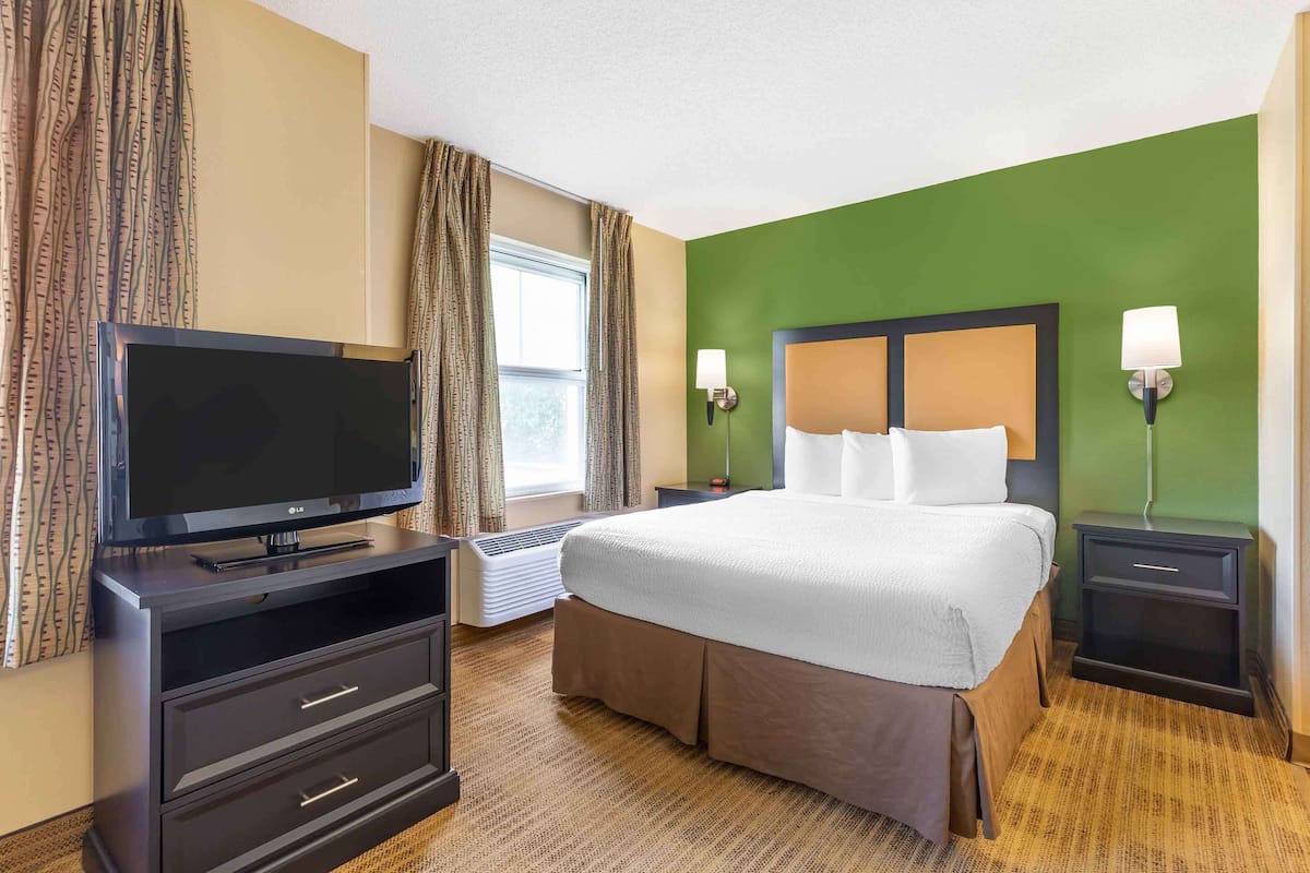 Deluxe Studio, 1 Queen Bed with Sofa bed, Non Smoking | Desk, laptop workspace, iron/ironing board, free WiFi