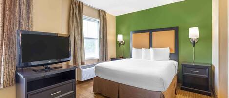 Deluxe Studio, 1 Queen Bed with Sofa bed, Non Smoking | Desk, laptop workspace, iron/ironing board, free WiFi