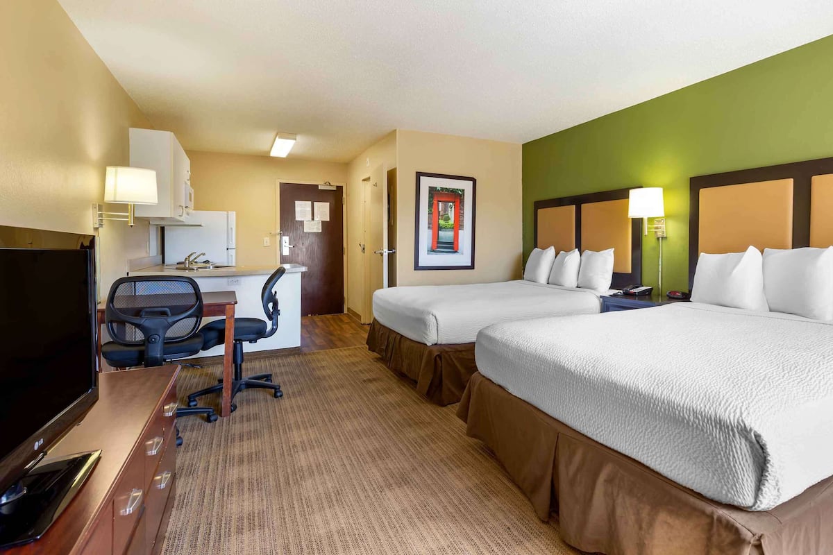 Desk, laptop workspace, iron/ironing board, free WiFi