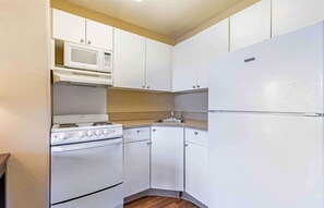 Deluxe-Studio, 1 Queen-Bett und Schlafsofa, Nichtraucher | Schreibtisch, laptopgeeigneter Arbeitsplatz, Bügeleisen/Bügelbrett