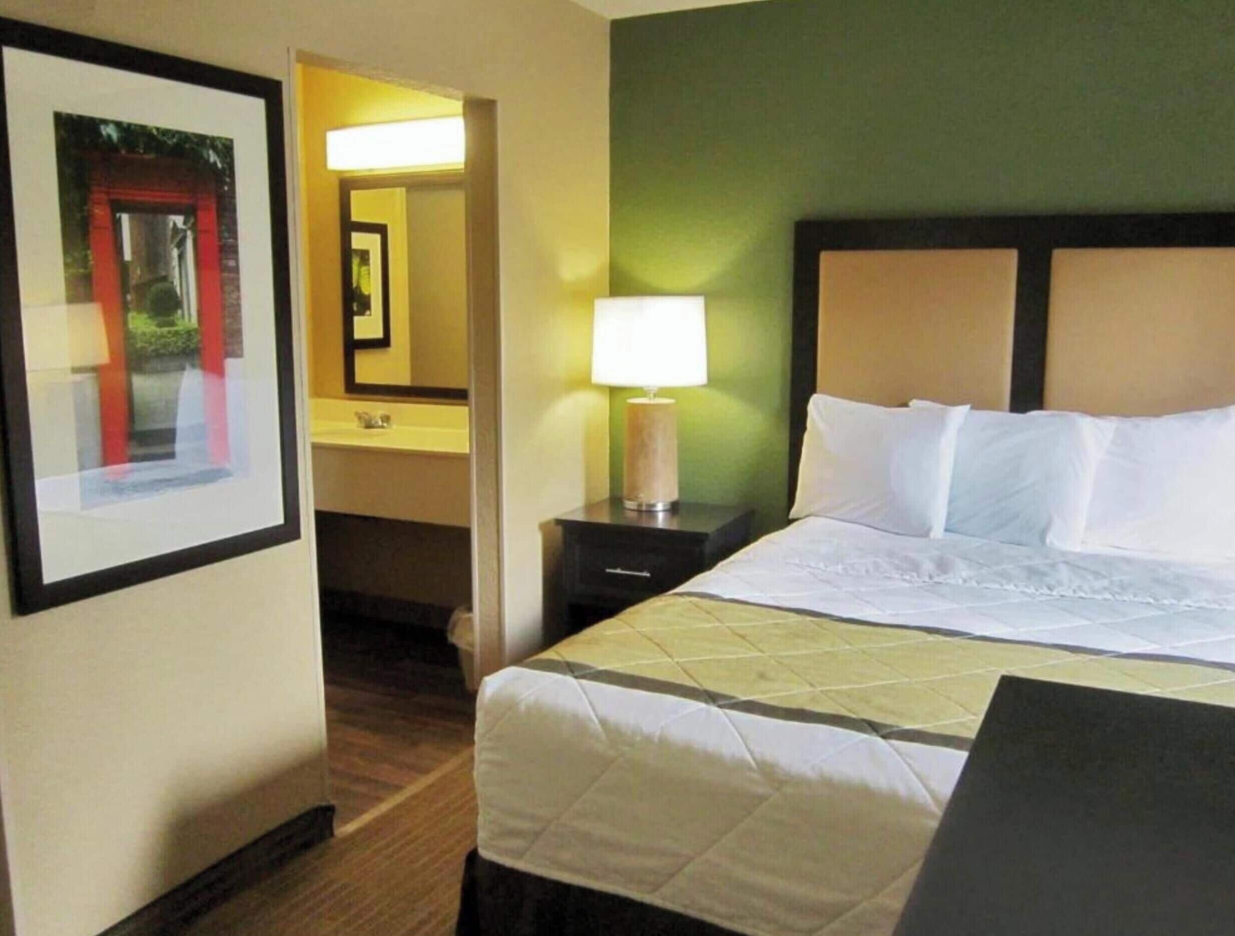 Chambre, 1 lit double, accessible aux personnes malentendantes, cuisine