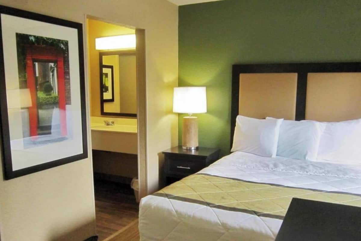 Chambre, 1 lit double, accessible aux personnes malentendantes, cuisine
