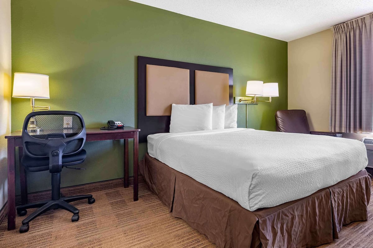 Desk, iron/ironing board, free WiFi, bed sheets