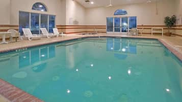 Piscina coperta, con ingresso dalle 09:00 alle 24:00, lettini