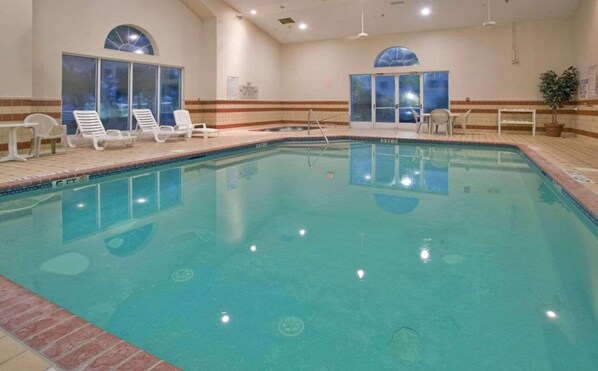 Piscine intérieure, accès possible de 9 h à minuit, chaises longues