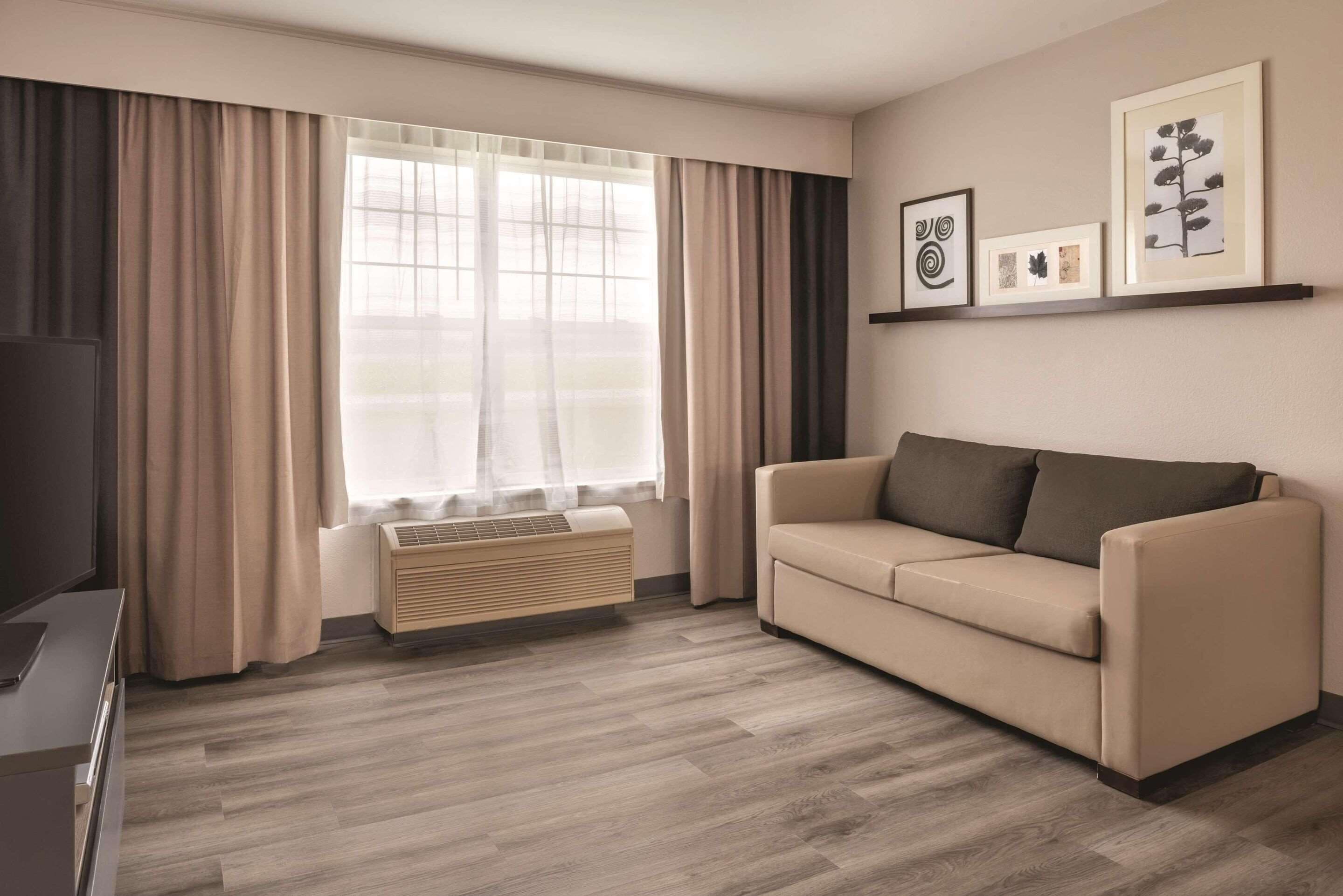 premium suite, 1 king bed, non smoking | 1 bedroom, hypo-allergenic bedding, pillow-top beds, desk