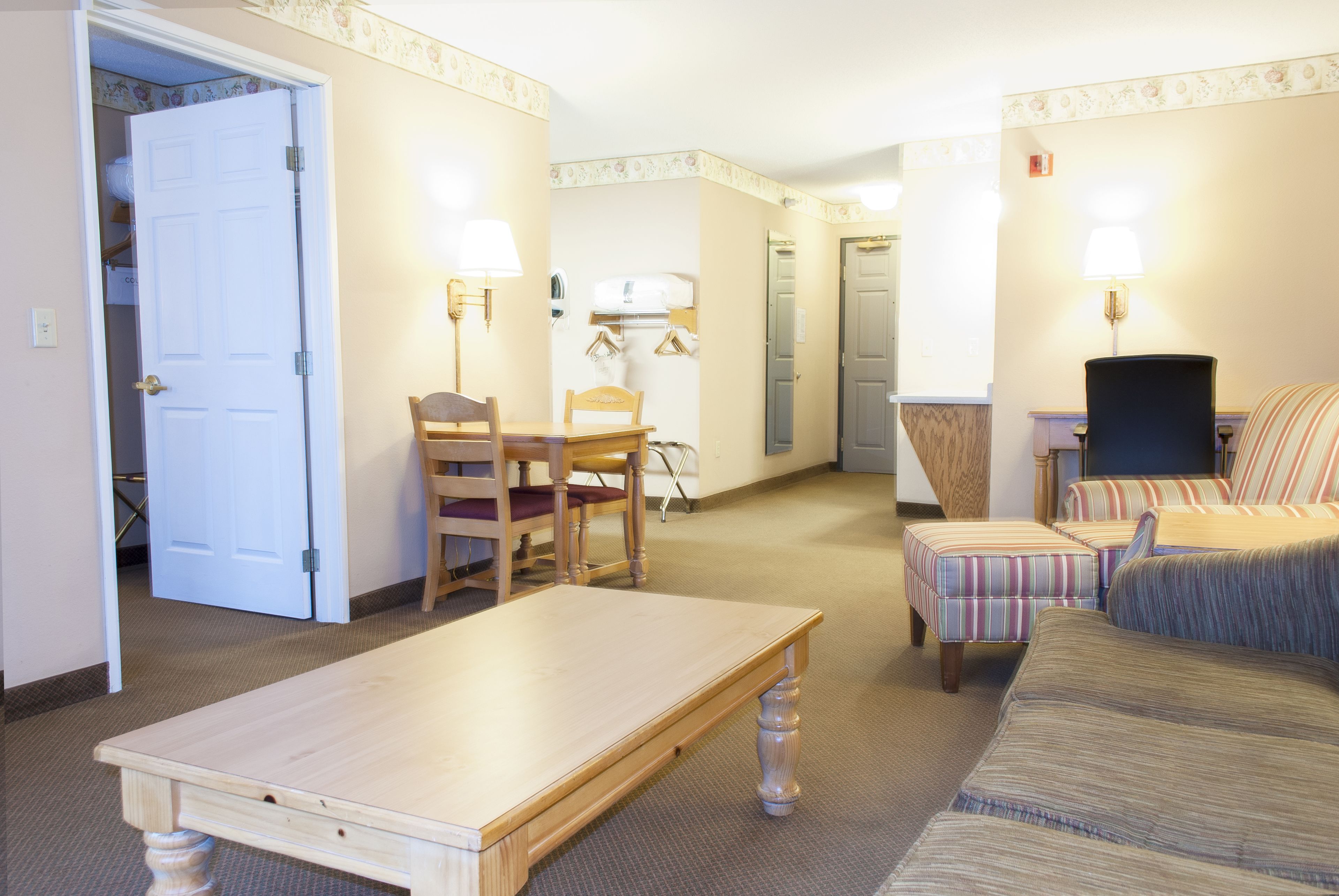 premium suite, 1 king bed, non smoking | 1 bedroom, hypo-allergenic bedding, pillow-top beds, desk