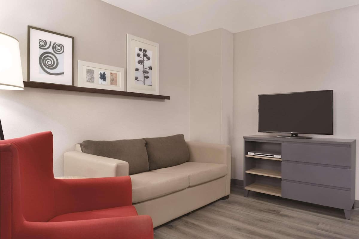 Suite, 1 Bedroom, Non Smoking | 1 bedroom, hypo-allergenic bedding, pillowtop beds, desk