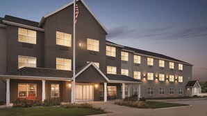 A multi-story hotel with a flat roof, large windows, and a flagpole. - Country Inn & Suites by Radisson, Cedar Falls, IA (Cedar Falls)