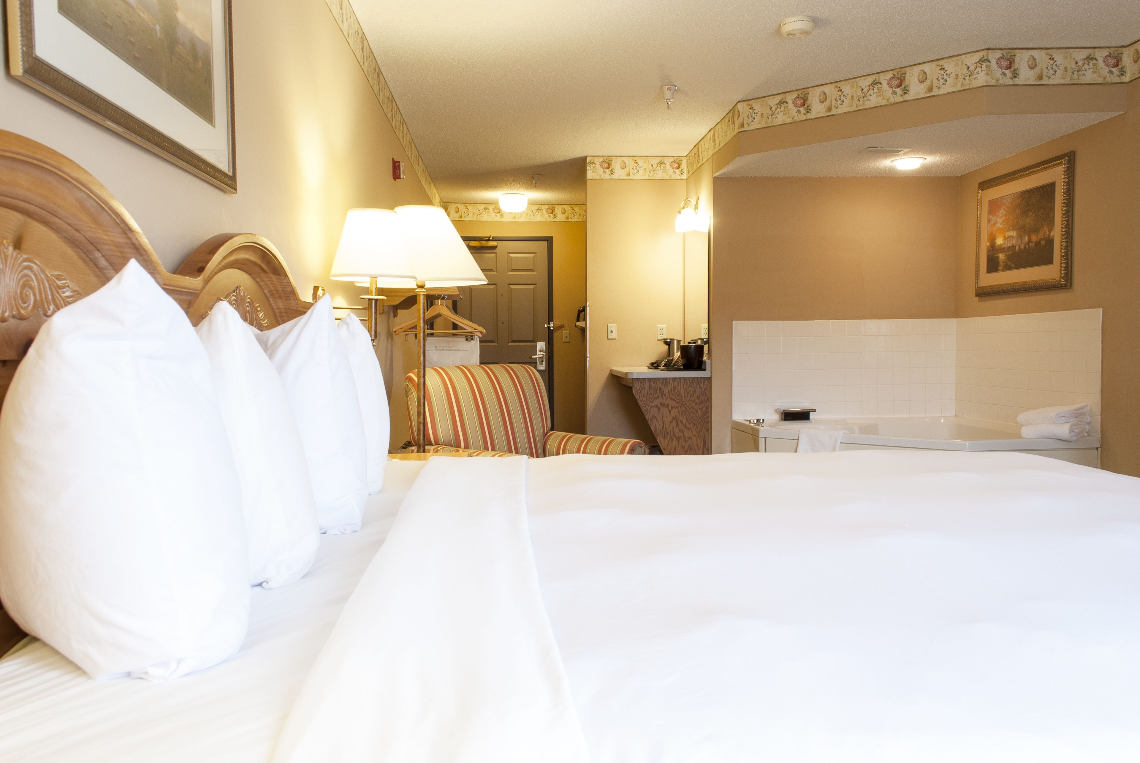 suite, 1 king bed, non smoking, jetted tub | 1 bedroom, hypo-allergenic bedding, pillow-top beds, desk