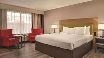 Literie hypoallergénique, surmatelas, bureau, fer et planche à repasser