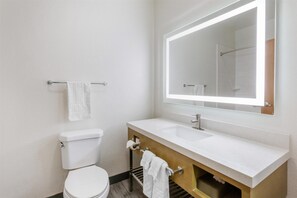 Đồ dùng nhà tắm miễn phí, máy sấy tóc, khăn tắm