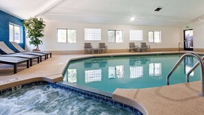 Una piscina cubierta, tumbonas