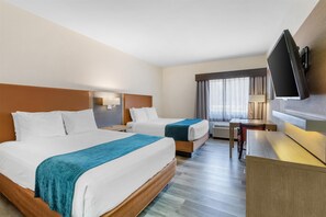 Standaard kamer, 2 queensize bedden, toegankelijk voor mindervaliden, koelkast & magnetron | Een bureau, een laptopwerkplek, verduisterende gordijnen