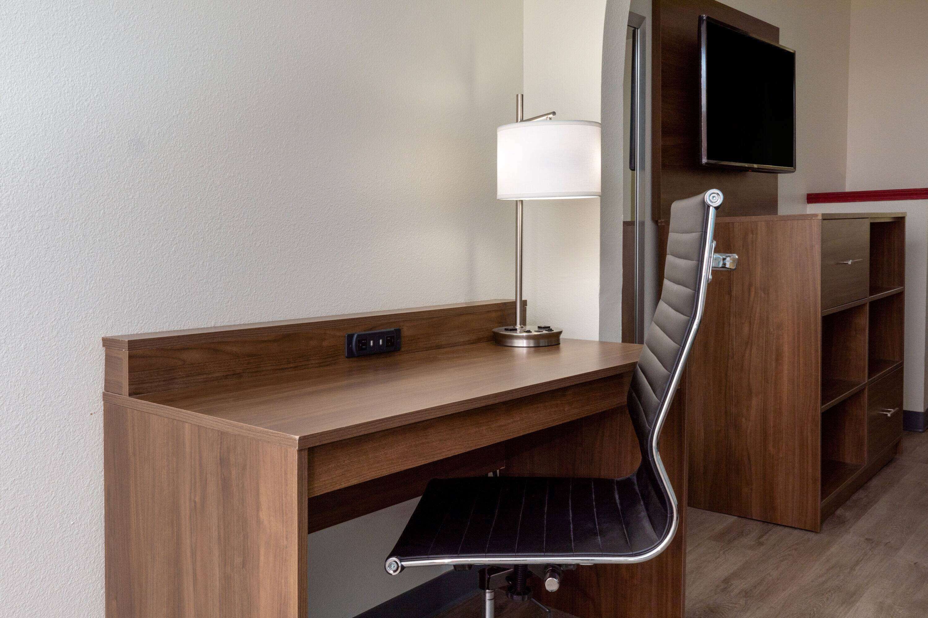 防敏寢具、特厚豪華床墊、獨特裝修、書桌