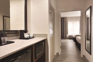 1 habitación, escritorio y tabla de planchar con plancha 