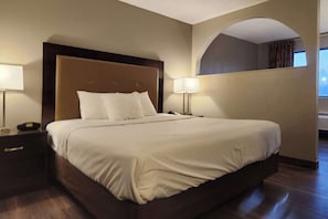 Suite, 1 kingsize-seng, ikke-røyk | Skrivebord, ekstrasenger (mot et tillegg), wi-fi (inkludert) og sengetøy
