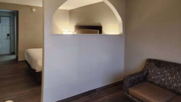 Suite, 1 King Bed, Non Smoking | Desk, rollaway beds, free WiFi, bed sheets