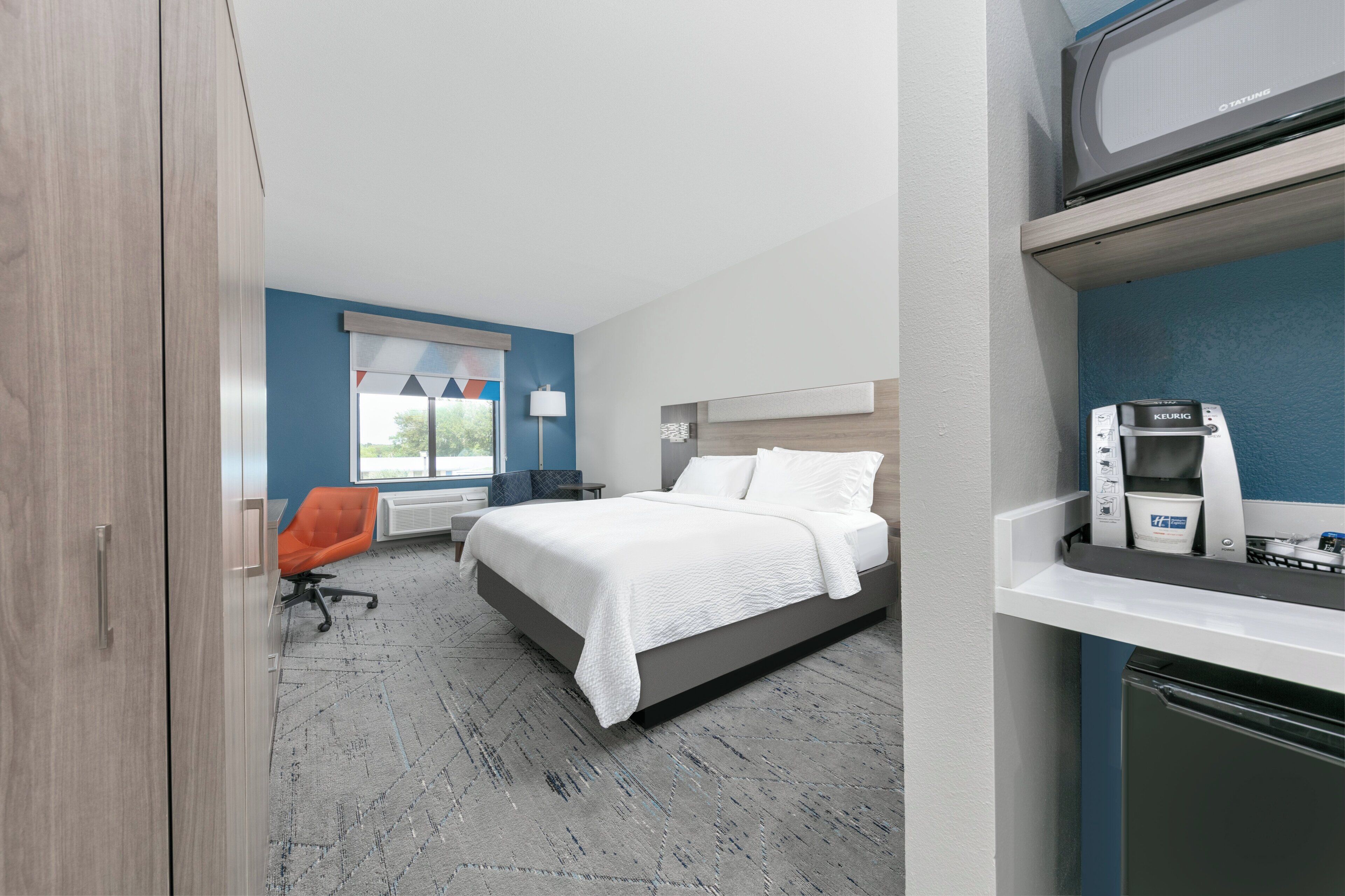 standard room, 1 king bed | desk, blackout curtains, iron/ironing board, free cots/infant beds