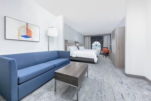 Bureau, rideaux occultants, fer et planche Ă repasser