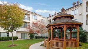 A gazebo in a courtyard surrounded by apartment buildings. - Courtyard by Marriott Princeton (Princeton)