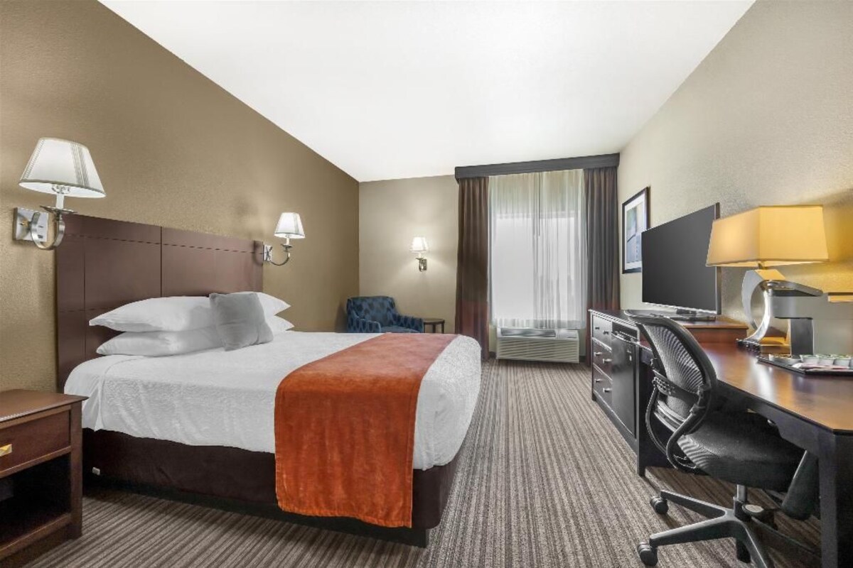 In-room safe, desk, iron/ironing board, WiFi (free)