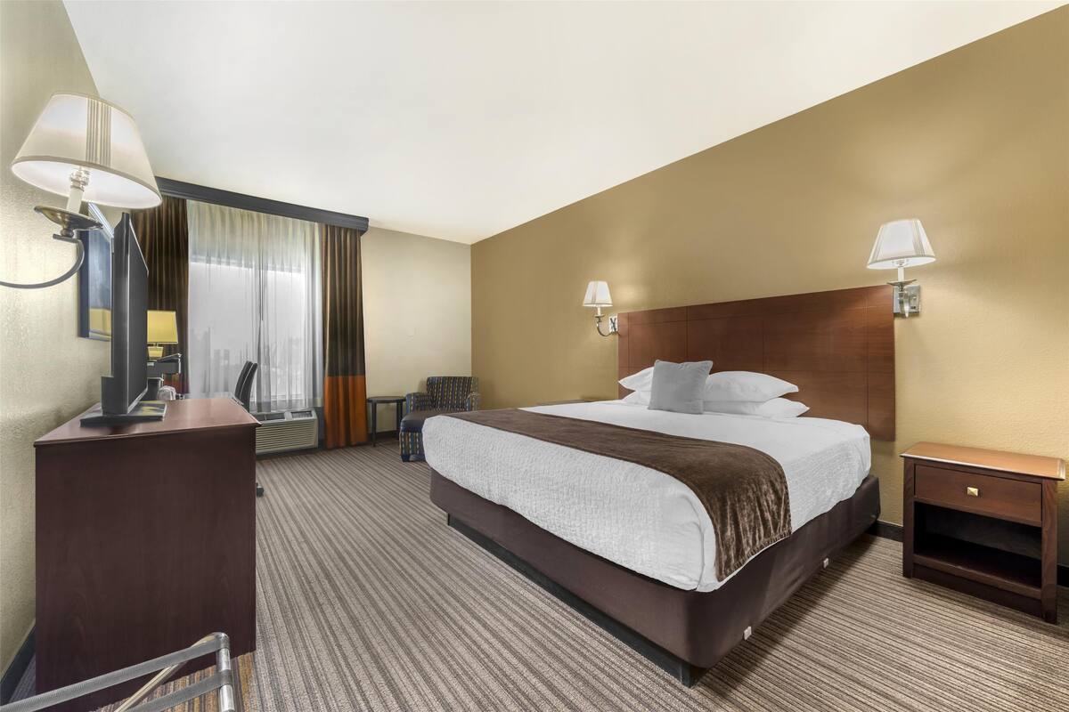 Standard Room, 1 King Bed, Non Smoking, Refrigerator | In-room safe, desk, iron/ironing board, free WiFi