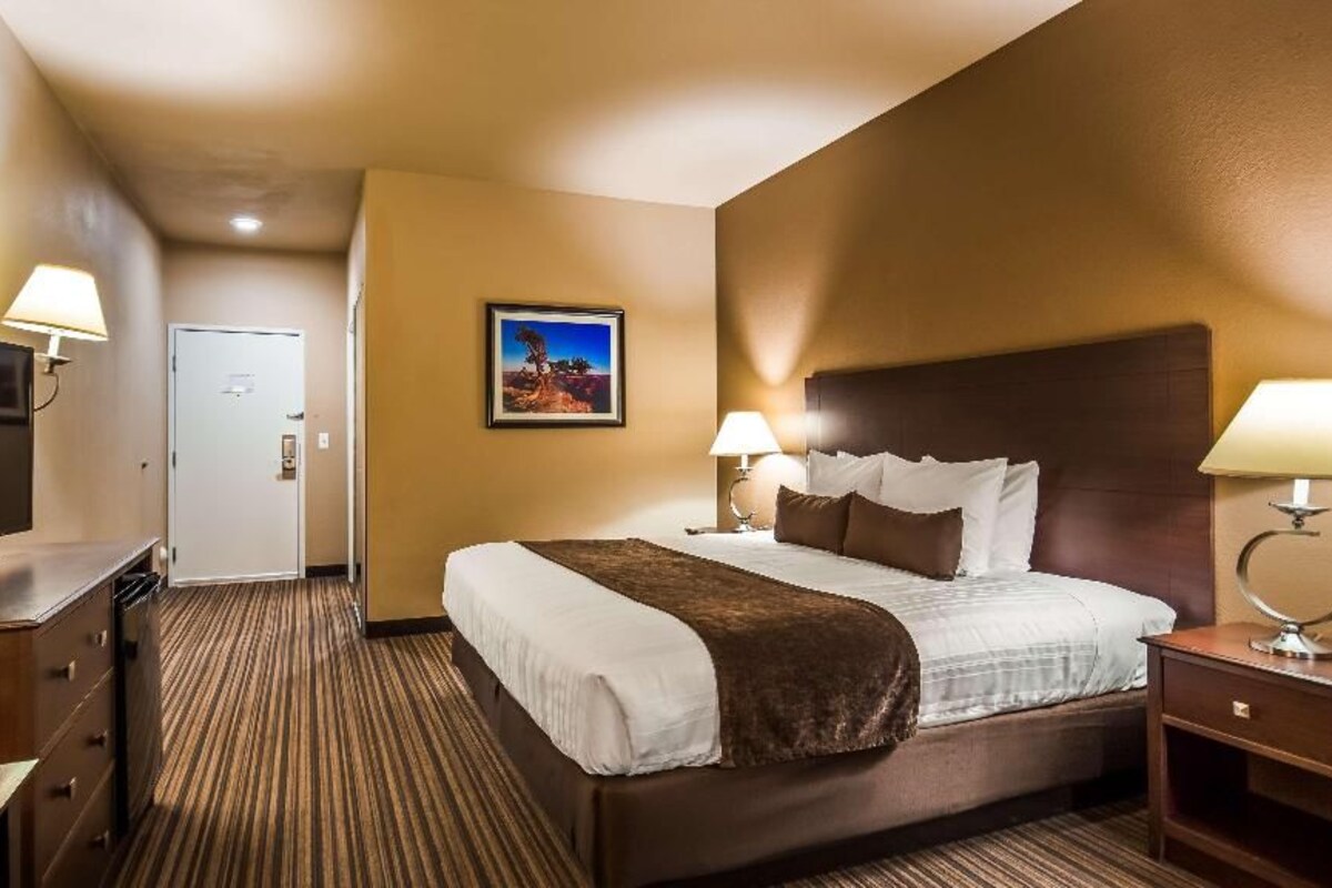 In-room safe, desk, iron/ironing board, WiFi (free)