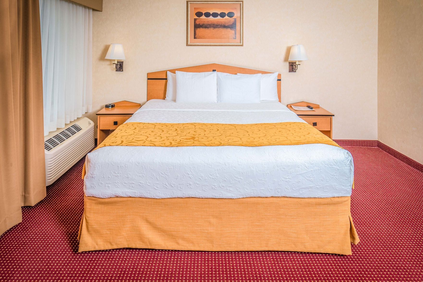 Escritorio, tabla de planchar con plancha, wifi gratis y ropa de cama 