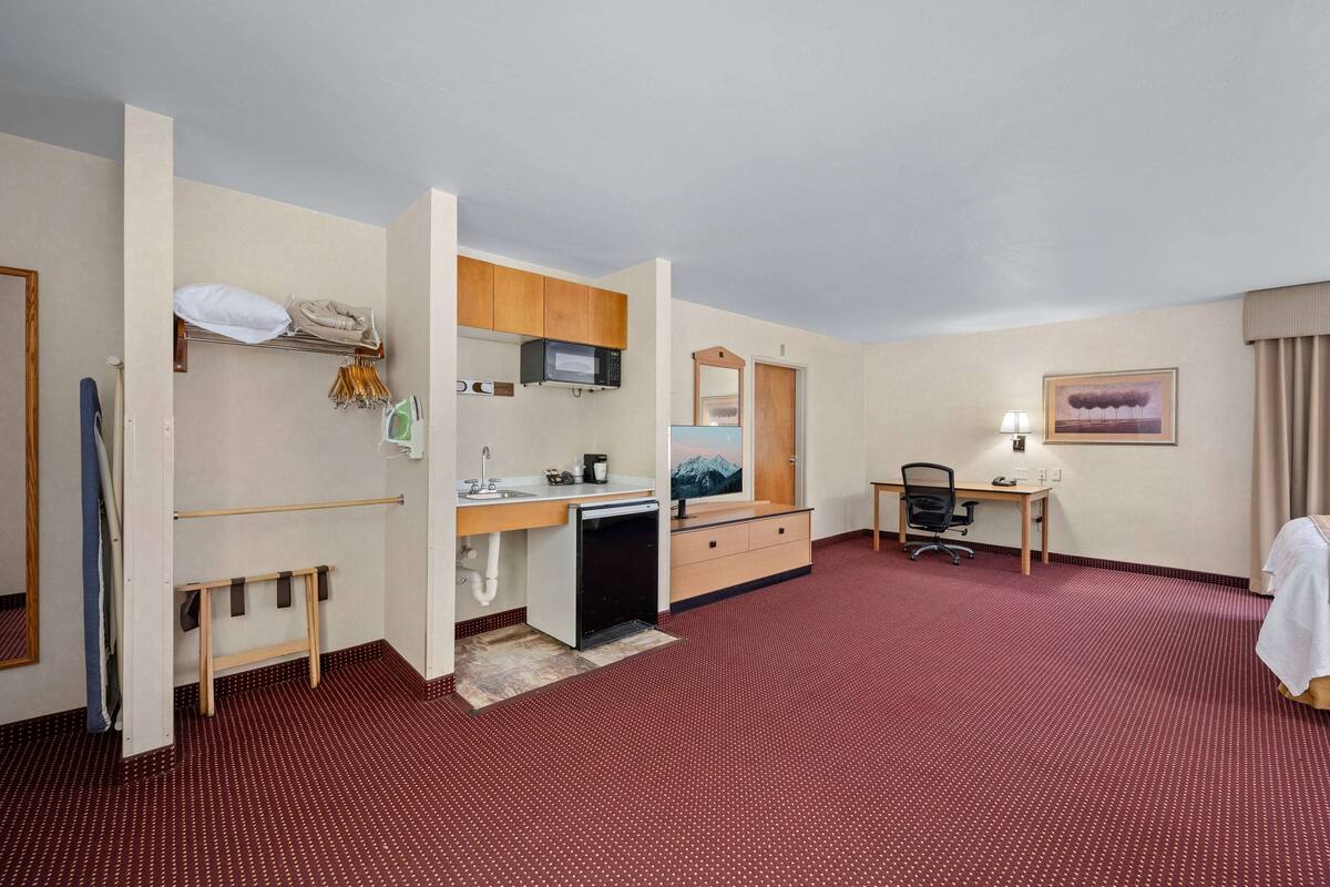 room, 1 king bed, accessible, non smoking | desk, iron/ironing board, free wifi, bed sheets