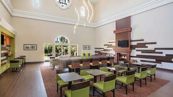 Tägliches inbegriffenes kontinentales Frühstück