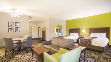 Habitación Deluxe, 2 camas Queen size, para no fumadores (Deluxe Family Room) | Ropa de cama de alta calidad y escritorio