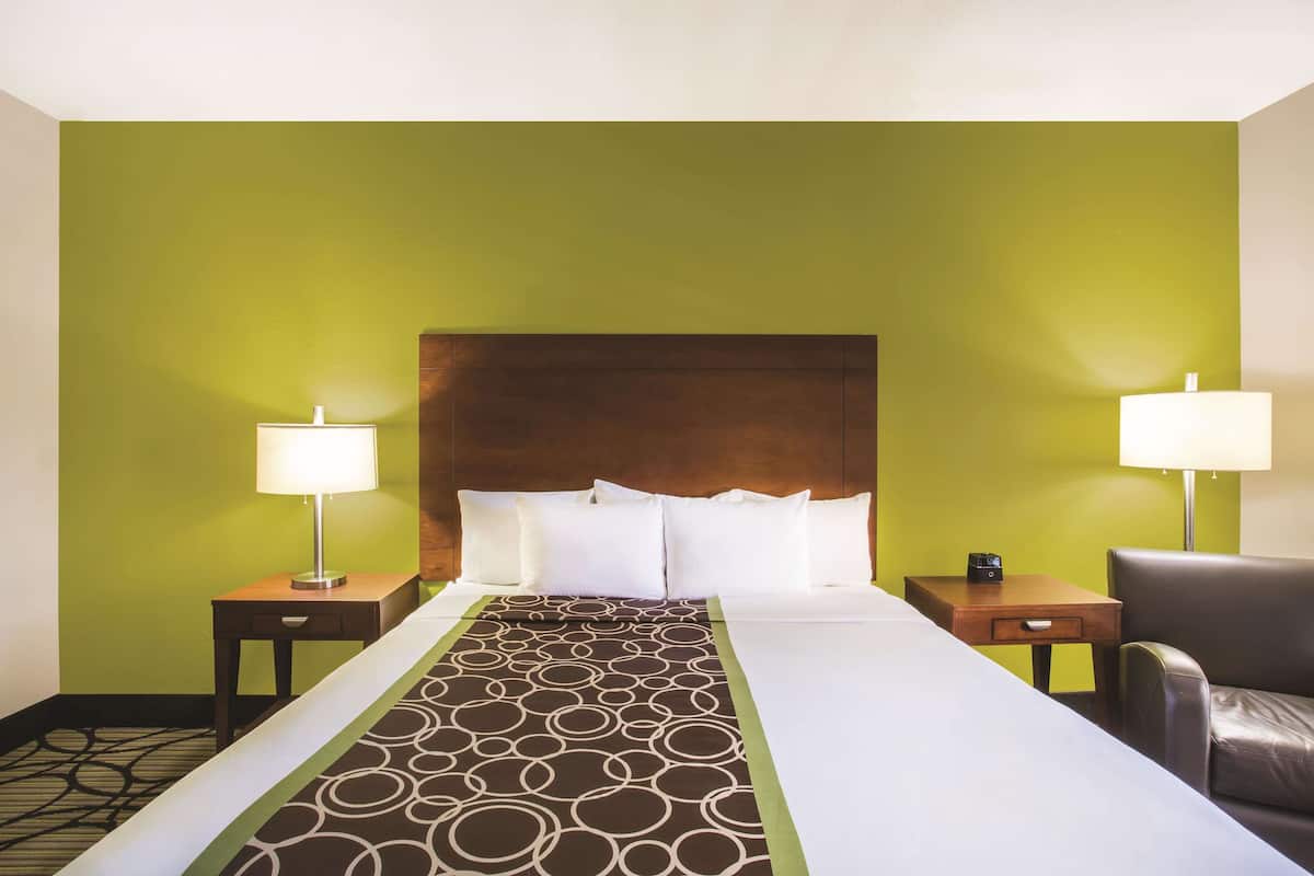 Room, 1 King Bed, Accessible, Non Smoking (Mobility Accessible) | Premium bedding, desk, laptop workspace, iron/ironing board