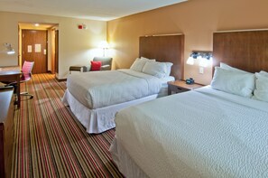 In-room safe, desk, laptop workspace, blackout drapes - Four Points by Sheraton Nashville Airport (Nashville)