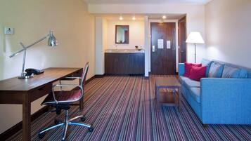 Studio, 1 King Bed with Sofa bed | In-room safe, desk, laptop workspace, blackout drapes