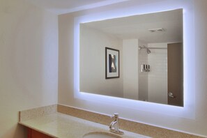 Kombinasi shower/bathtub, pengering rambut,  dan handuk