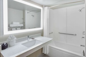 Standard Room, 1 King Bed, Accessible | Accessible bathroom