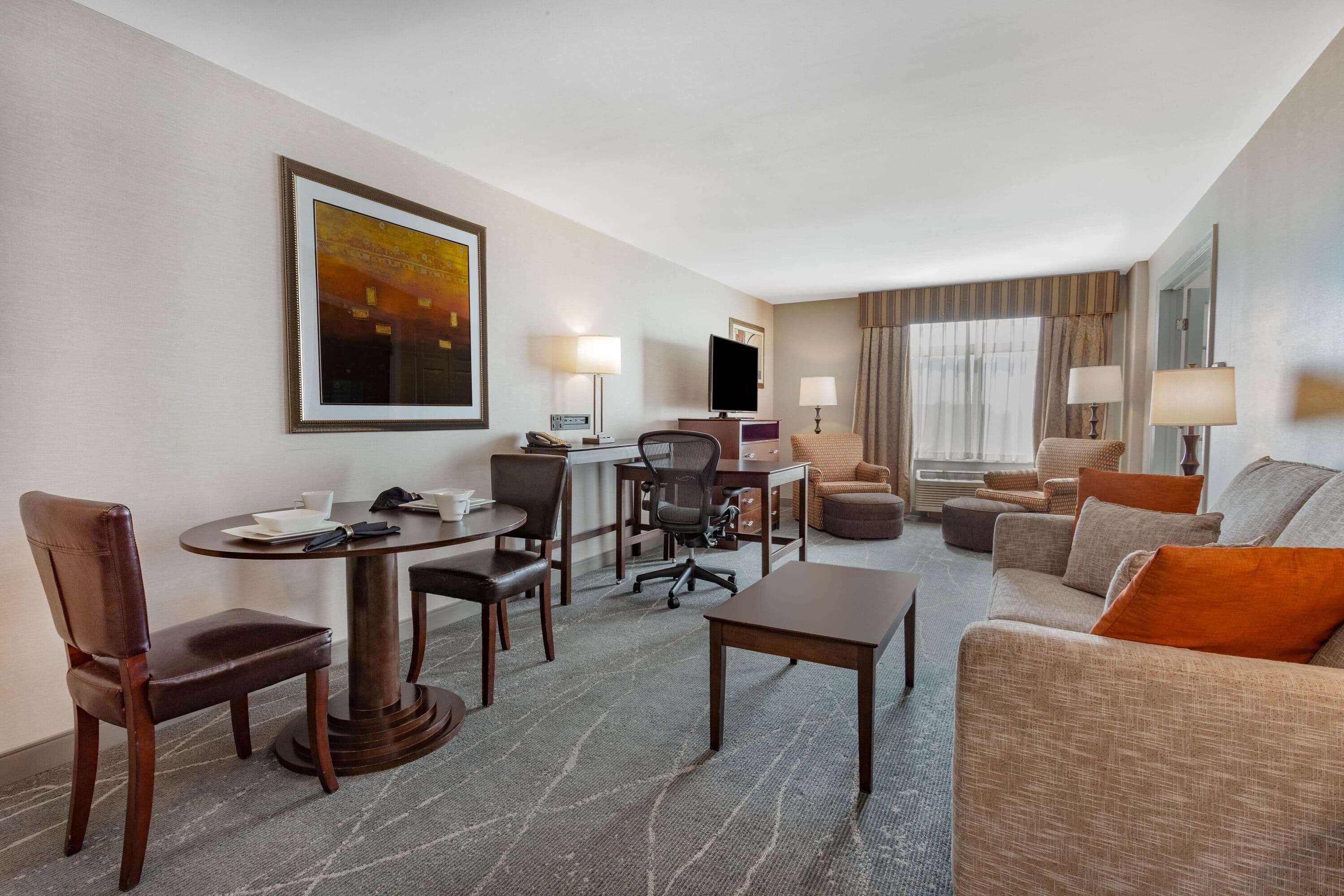 luxury suite, 1 king bed, non smoking (one-bedroom) | 1 bedroom, premium bedding, pillow-top beds, in-room safe