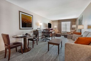Phòng Suite Cao cấp, 1 giường cỡ king, không hút thuốc (One-Bedroom) | Bộ đồ giường cao cấp, nệm có lớp đệm bông, két bảo mật tại phòng 