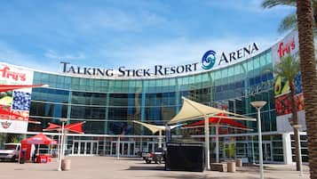 Un edificio moderno con el letrero "Talking Stick Resort Arena".